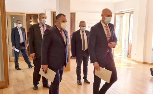 León cuenta «con el apoyo del Gobierno» para subsanar el «agravio» de la Junta con la provincia