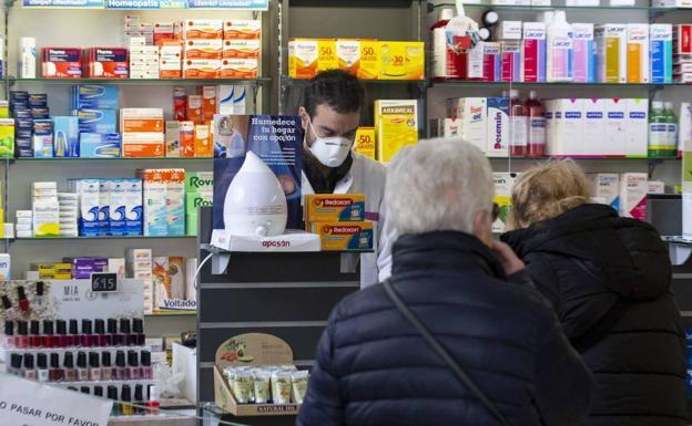 Los farmacéuticos reclaman al Ministerio completar con urgencia la inmunización del personal de farmacias