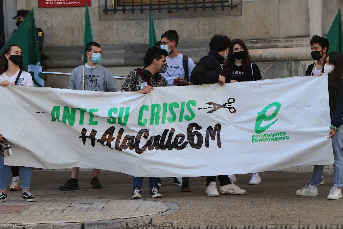 Estudiantes de León se concentran contra las prácticas no remuneradas y la «segregación» de las clases telemáticas