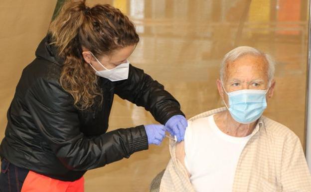 Vacunación masiva: todos los mayores de 60 años del Área de Salud de León no vacunados recibirán su primera dosis la próxima semana