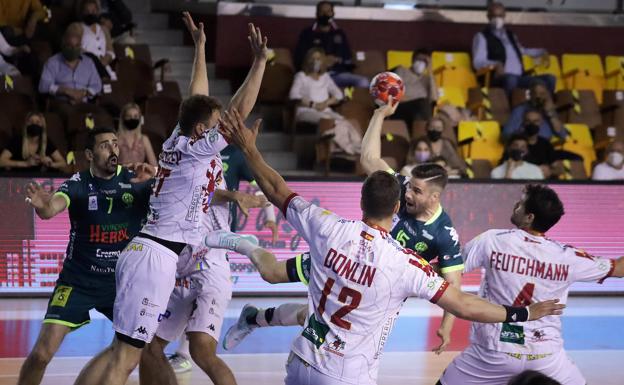 El Abanca Ademar 'seca' a Balonmano Nava para sumar una contundente victoria