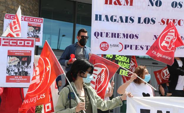 Las trabajadoras de H&M salen a la calle contra la precariedad: «En León no sobra nadie»