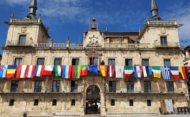 León se suma este domingo al Día de Europa con la decoración de su Casa Consistorial