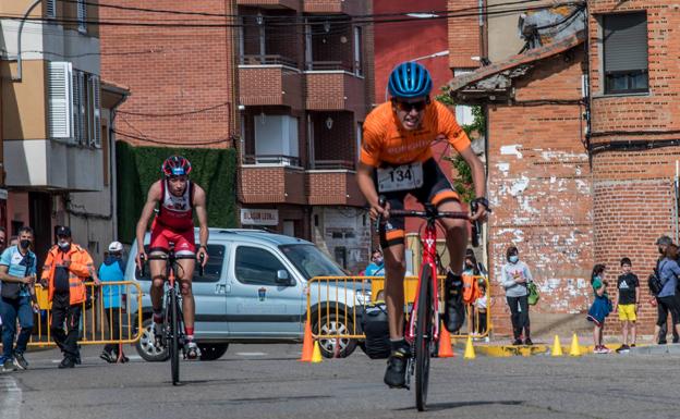 Fernando Carmona y Zoila Sicilia se imponen en el Duatlón SuperSprint de Santa María del Páramo