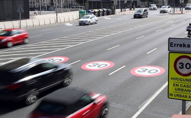 Los conductores pisan el freno a partir de hoy para circular a 30 km/h