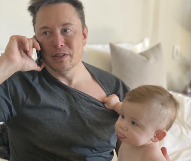 Elon Musk con su hijo, en una foto que compartió en las redes.