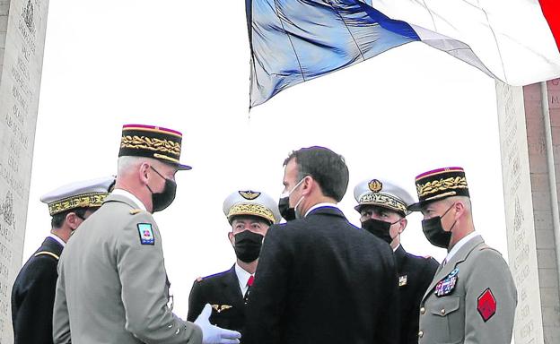 Militares en activo critican a Macron por transigir con el islamismo