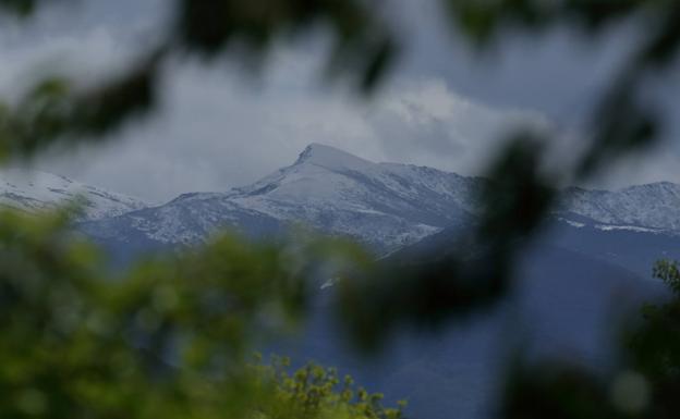 La nieve regresa a las cumbres del Bierzo en pleno mes de mayo