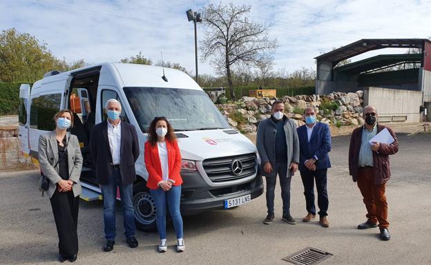 La Diputación adquiere dos nuevos vehículos para el transporte de usuarios de Cosamai y el área de mantenimiento