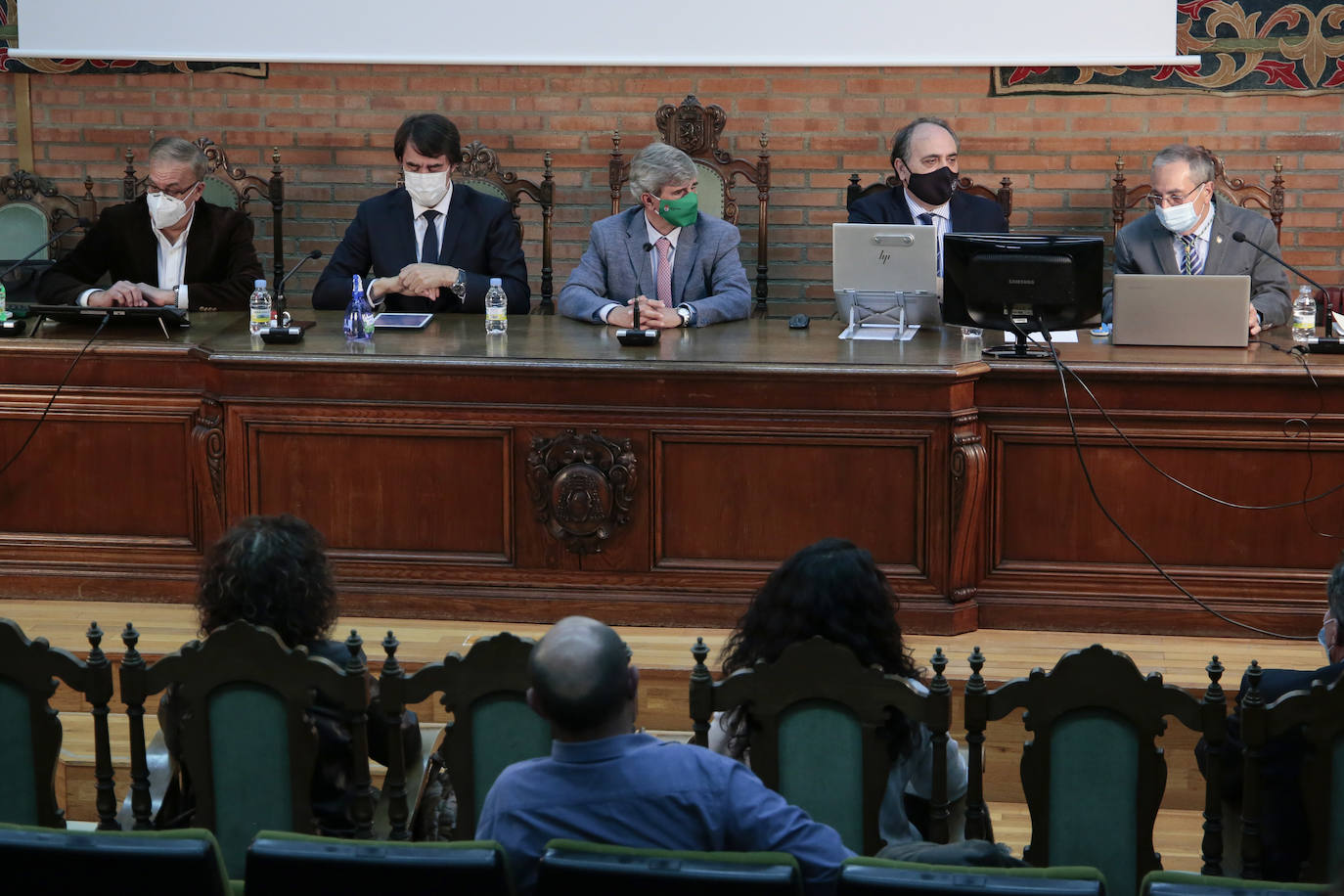 Mesa Redonda 'Ganadería y el lobo' en León
