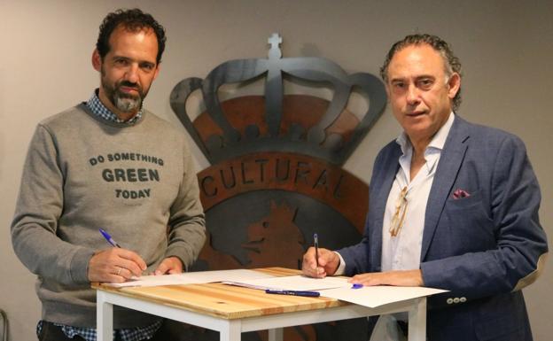 Ramón González firma su contrato como entrenador de la Cultural