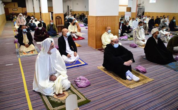 Los musulmanes de León trasladan el Eid Ul-Fitr a la mezquita para despedir el Ramadán