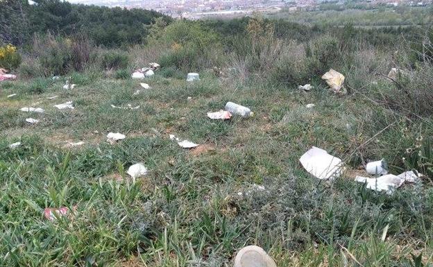 Cerca de 60 jóvenes leoneses organizan una hacendera para limpiar la basura acumulada en Las Lomas