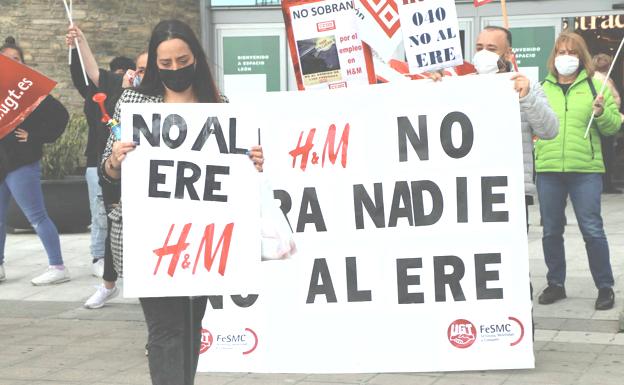 Los empleados de H&M en León vuelven a manifestarse «porque la empresa se hace el sueco»