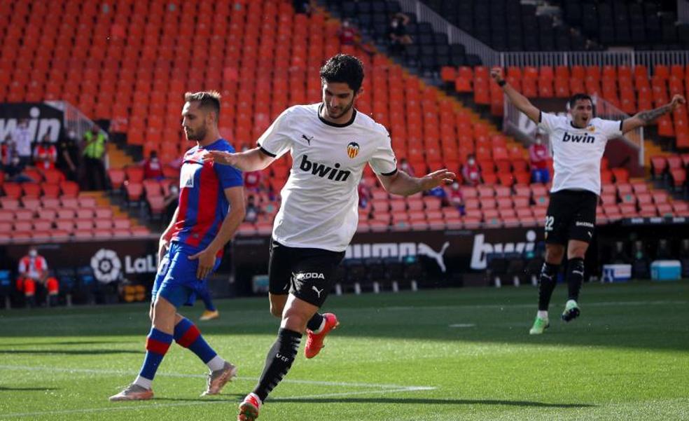 Vídeo: El Valencia manda al Eibar a Segunda siete temporadas después