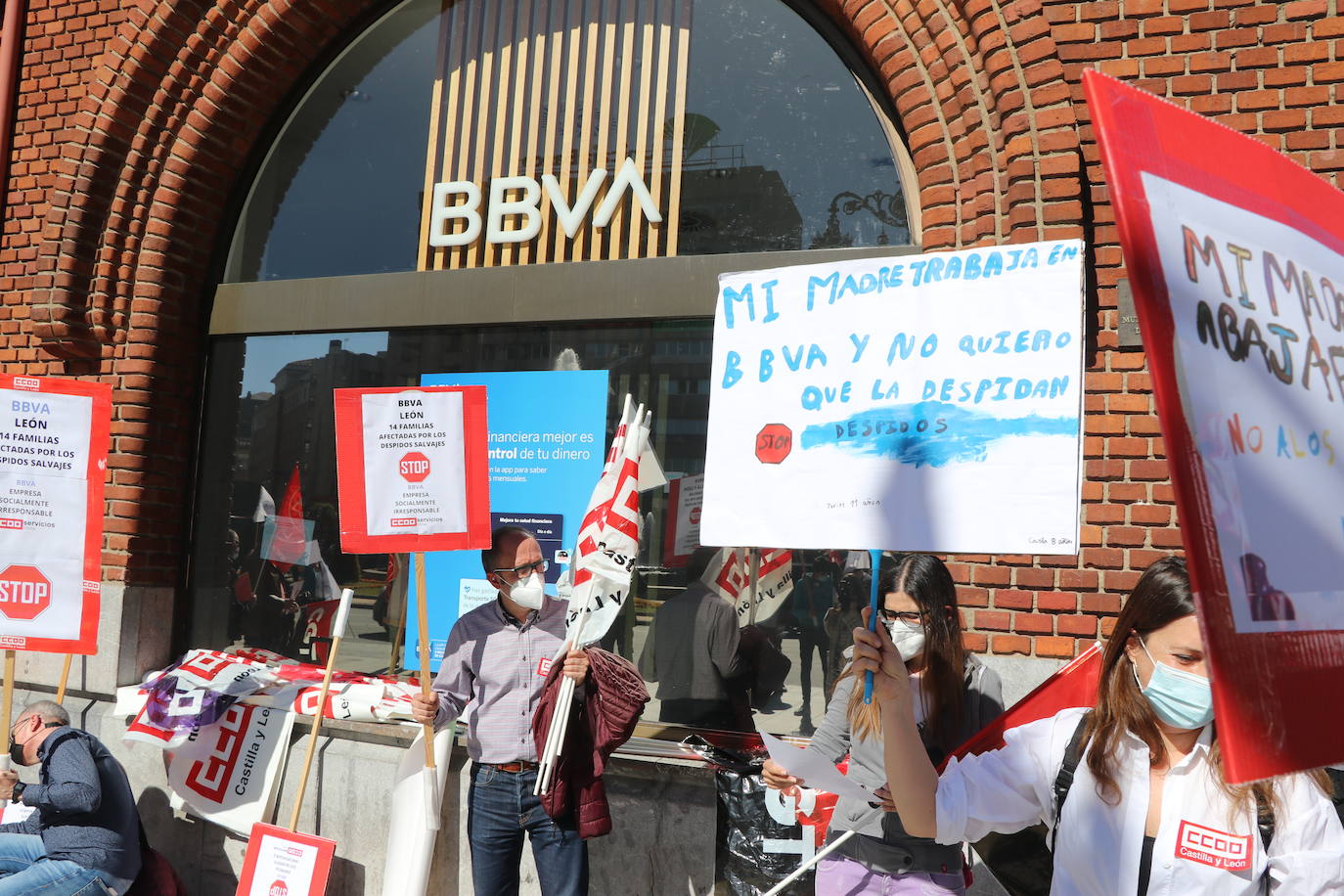 Los trabajadores del BBVA claman contra el «insultante ERE» que afecta a «14 familias» en León