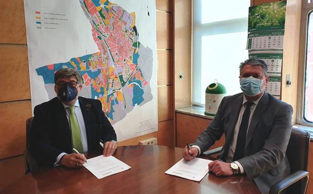 El Ayuntamiento de León y Ecopilas firman un convenio de colaboración para la recogida de residuos