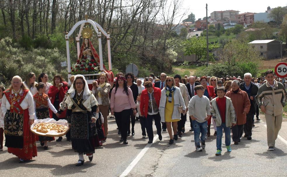 Linares de Riofrío: el hornazo en la romería de la Virgen del Buen Suceso