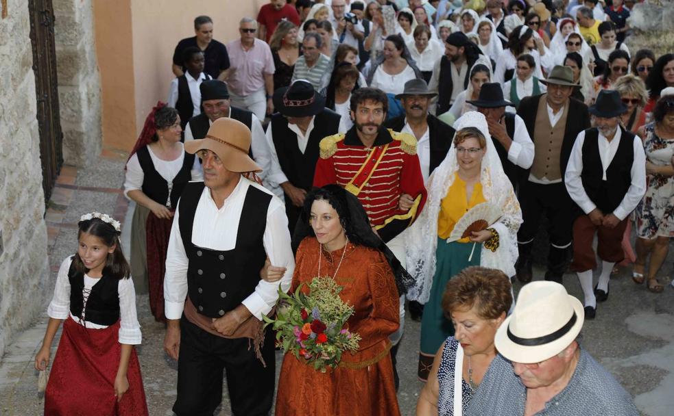 Recreación de la boda del Empecinado, con chaqueta roja militar, y Catalina de la Fuente, con ramo en primer término./
