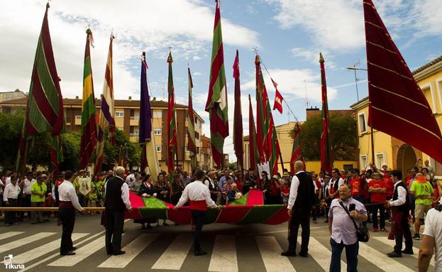 Santa María del Páramo firma un convenio de colaboración con la Asociación Cultural Amigos del Pendón