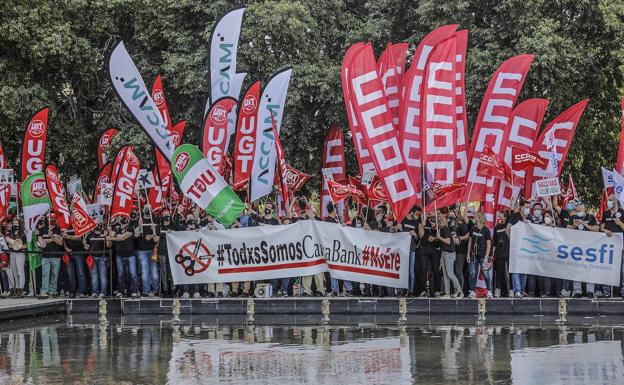 Trabajadores de CaixaBank protestan contra el ERE. /europa press