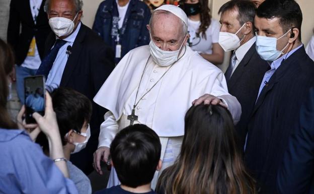 El Papa asegura que le «duele el corazón» cuando ve a un cura bendiciendo armas