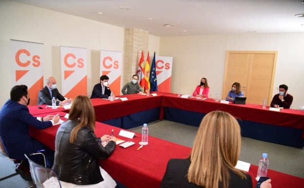 El eurodiputado Adrián Vázquez se reúne con el Grupo Parlamentario Ciudadanos en las Cortes