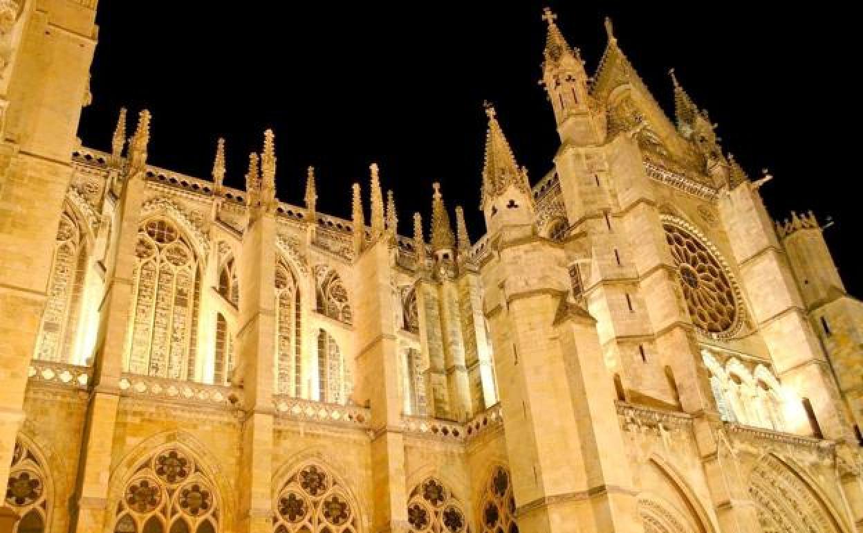 UPL se muestra «expectante» con la iluminación LED de la Catedral y recuerda casos deficientes en otras calles de León