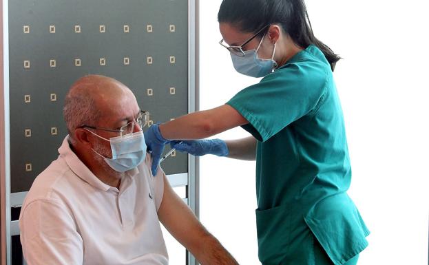 Francisco Igea se vacuna contra la covid-19 y sentencia: «Estamos cerca del final»