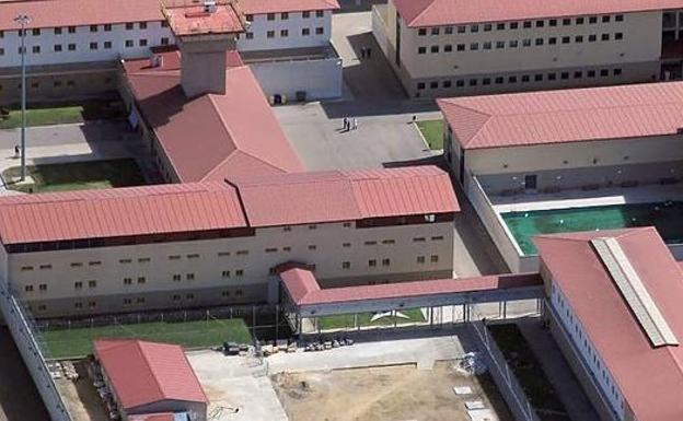 Denuncian la agresión de un preso en cuarentena a varios funcionarios en la cárcel de Mansilla