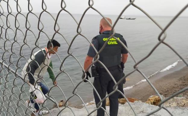 Un joven migrante muere en Ceuta tras una caída en el puerto