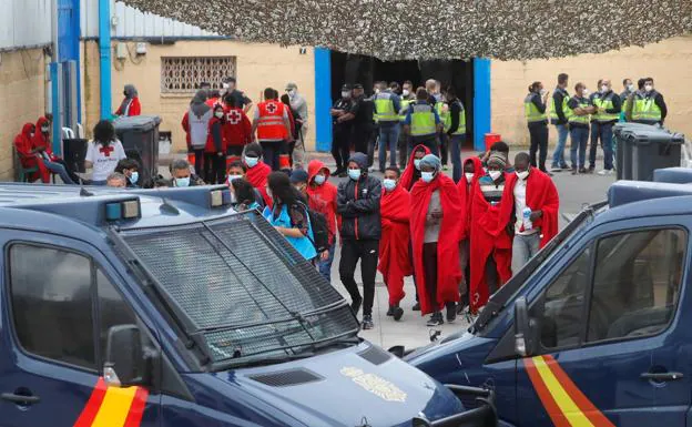 Un grupo de jóvenes marroquíes son atendidos por la Cruz Roja y la Policía tras su llegada el pasado lunes a Ceuta/Reuters