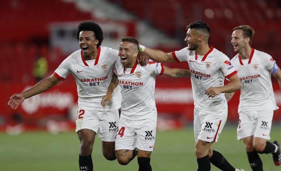 Vídeo: El 'Papu' regala al Sevilla los últimos tres puntos de la temporada