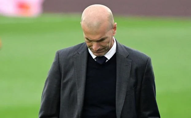 Zidane, cabizbajo tras el último partido de Liga. /Javier Soriano (Afp)
