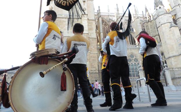 Valderas celebra la Romería del Pan y el Queso al ritmo de las gaitas de Sartaina