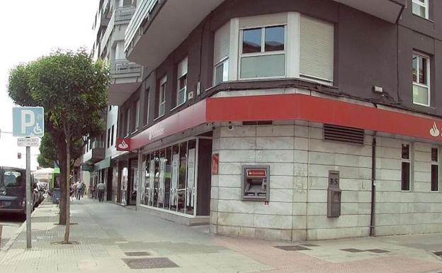 El fiscal pide diez años de cárcel para los dos atracadores de la sucursal del Santander en Quevedo