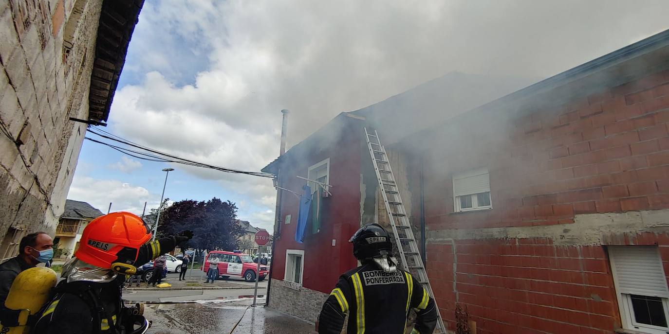 Los bomberos apagan un incendio en una vivienda de Columbrianos