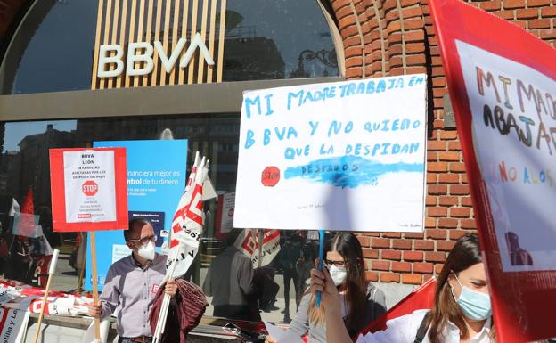 Los empleados del BBVA en León organizan un paro de una hora para «defender» sus puestos de trabajo