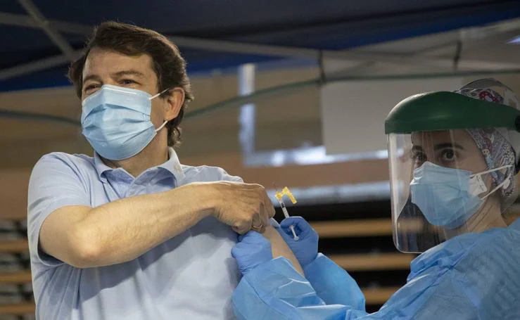 Alfonso Fernández Mañueco se vacuna contra la covid-19