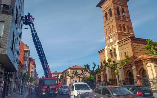 Los Bomberos de León realizan dos intervenciones para retirar objetos de las fachadas