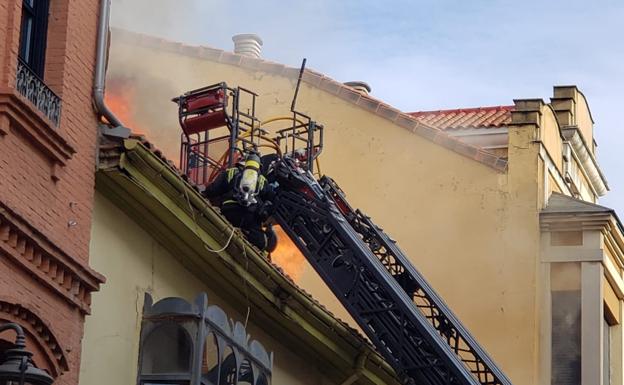 Técnicos municipales evalúan los daños en el inmueble afectado por el incendio en el Casco Histórico