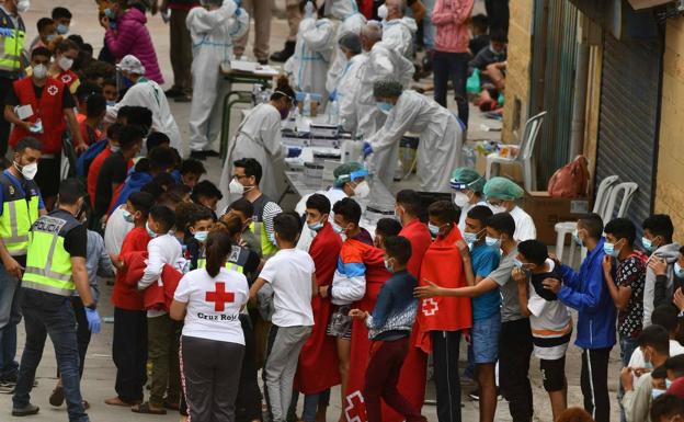 Los contagiados que llegaron a Ceuta, excluidos de los informes de Sanidad