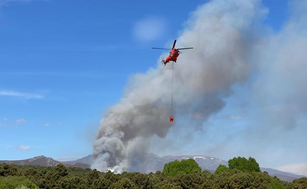 Un gran incendio en el campo de tiro de El Teleno suma tres días activo