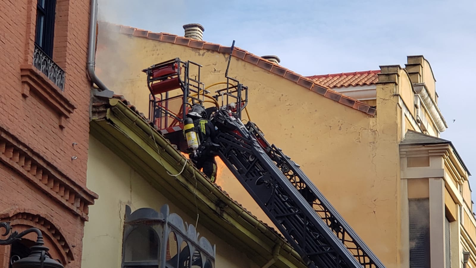 Grave incendio en la calle Cervantes