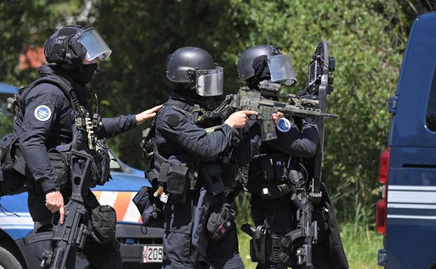 Abatido tras acuchillar a una agente de policía en Francia