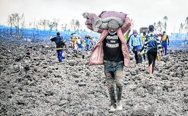 La población de Goma huye de la zona afectada por el volcán con las pocas pertenencias que ha logrado salvar. /efe