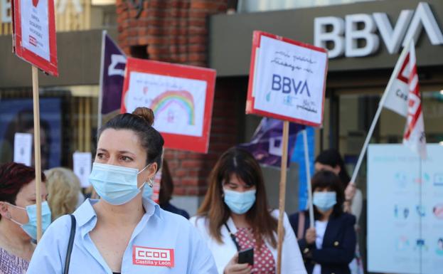 Los trabajadores del BBVA en León temen las «cargas de trabajo» tras el despido de 14 compañeros