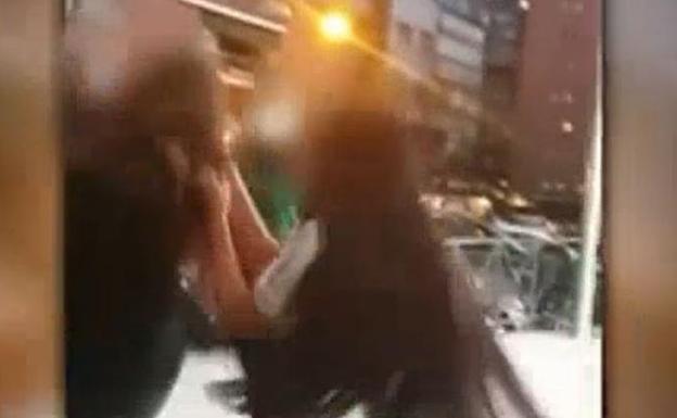 Identificada una joven que golpeaba a otras para el reto de 'la caza del pijo'
