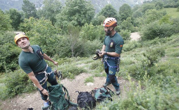 Efectivos de la Guardia Civil rescatan a dos personas extraviadas en la cascada de Fervencia