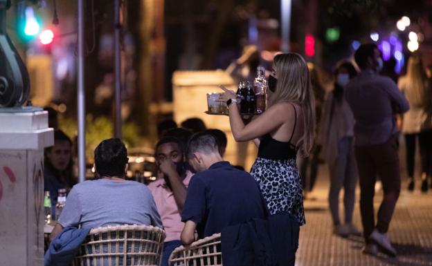 Sanidad propone permitir el ocio nocturno este verano hasta las dos